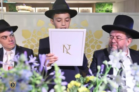 חתן בר המצווה יונתן כהן נושא את דרשת בר המצווה לצד אביו איציק כהן וסבו הרב רפאל כהן שליט״א