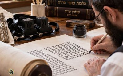 סופר סת״ם כותב על קלף בהתאם להלכות סופר סת״ם
