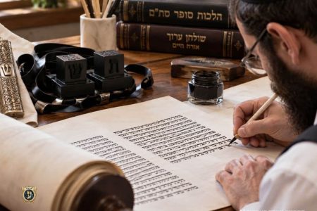סופר סת״ם כותב על קלף בהתאם להלכות סופר סת״ם
