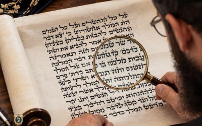 מגיה סת״ם בודק כתב סת״ם באמצעות זכוכית מגדלת